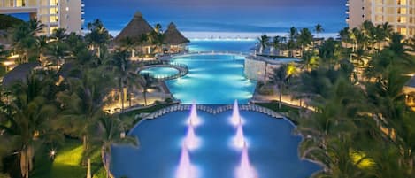 Alberca al aire libre y alberca climatizada