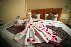 皇家开间套房 | 办公桌、遮光窗帘、免费 WiFi、床单