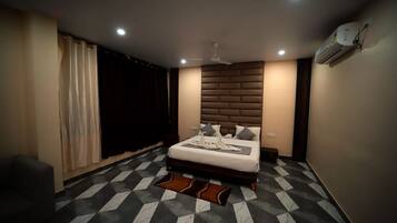 Royal Studio Suite | Desk, blackout curtains, free WiFi, bed sheets