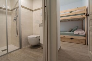 Dusche, Haartrockner, Bidet, Handtücher