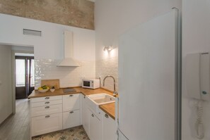 Een koelkast, een magnetron, een kookplaat, een vaatwasser