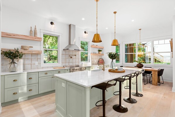 Refrigerador, microondas, horno y lavavajillas 