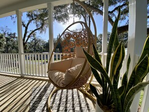 Terrace/patio - Westy's Boho Bungalow @ Rainbow River. Tranquil River Getaway! (Dunnellon)