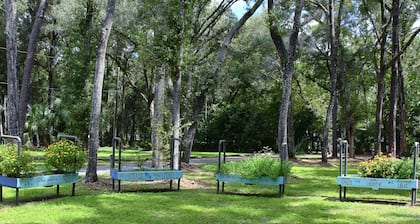 Westy's Boho Bungalow @ Rainbow River. Tranquil River Getaway!