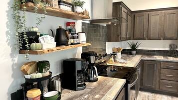 Réfrigérateur, four à micro-ondes, un four, surface de cuisson