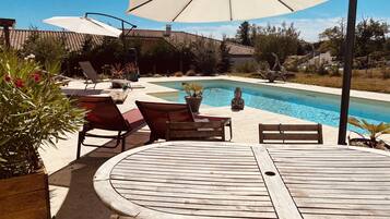 Een buitenzwembad en een verwarmd zwembad