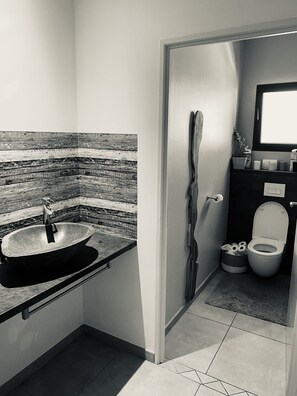 Combinazione doccia/vasca, asciugacapelli, asciugamani