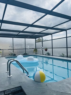 حمّام سباحة خارجي، حمّام سباحة مُدفَّأ