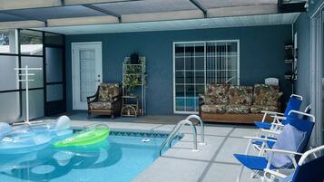 Alberca al aire libre y alberca climatizada