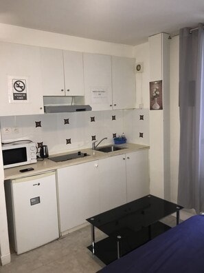 Fridge, microwave, oven, stovetop - Apartment Paris 11 Voltaire (Paris)