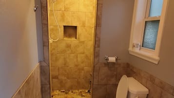 Deluxe Room | Bathroom | Shower, towels