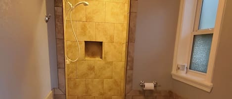 Habitación Deluxe | Baño | Regadera y toallas