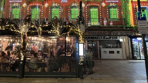 A building with illuminated windows and a sign indicating a spectacle at 20h. - Quiet garden-level apartment with sea view (Sainte-Maxime)