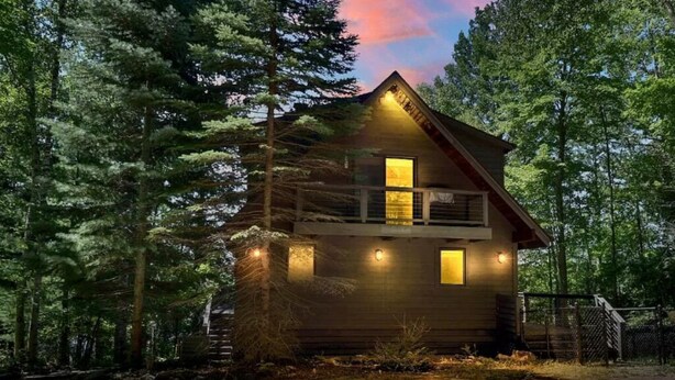 A cabin with a balcony, surrounded by trees. - Peace on the Lake...close to Downtown Charlevoix (Charlevoix)