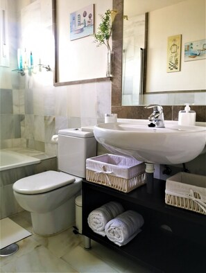 Badewanne, Bidet, Handtücher, Seife