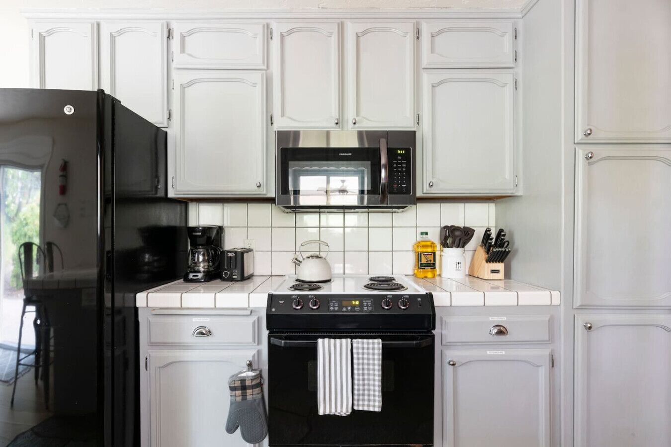 Frigorífico, microondas, horno y placa de cocina