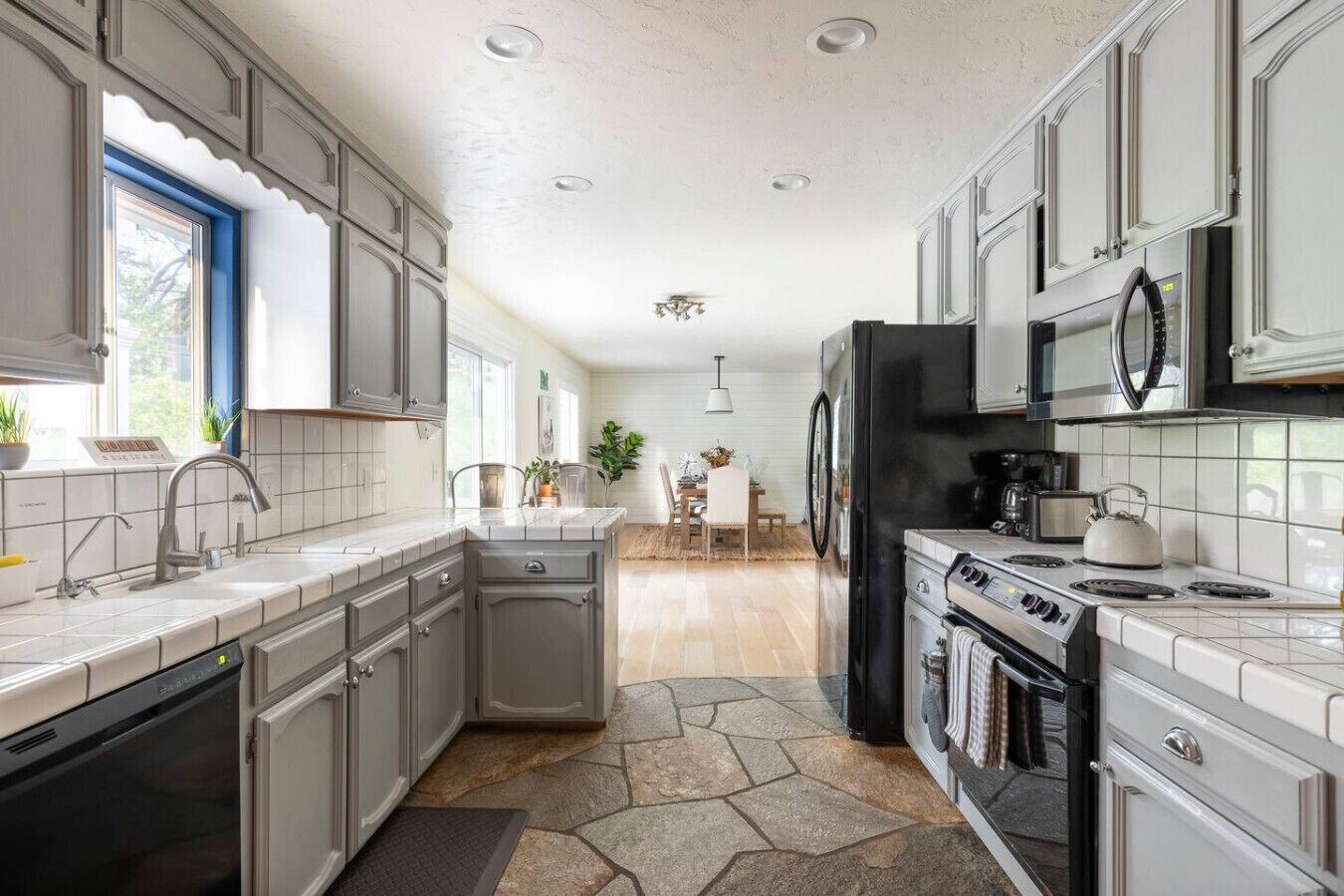 Frigorífico, microondas, horno y placa de cocina