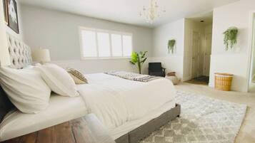 3 bedrooms, desk, iron/ironing board, travel crib