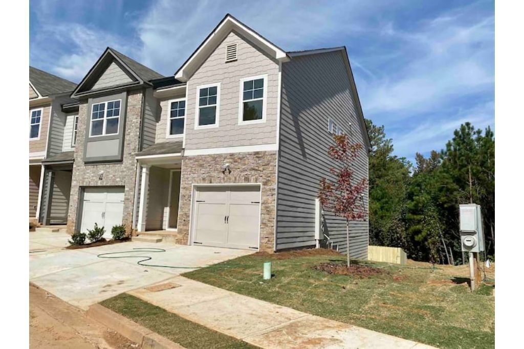3-Bedroom Luxury Escape Townhome w/Backyard 