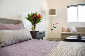 1 dormitorio, caja fuerte, escritorio y tabla de planchar con plancha