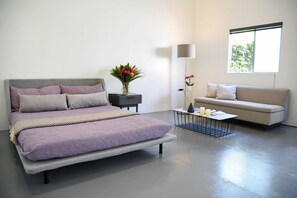 1 bedroom, in-room safe, desk, iron/ironing board - Hollywood guesthouse Pkg WiFi AC close to Sunset/Fairfax int. 145 per/night (Los Angeles)