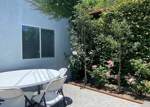 Outdoor dining - Hollywood guesthouse Pkg WiFi AC close to Sunset/Fairfax int. 145 per/night (Los Angeles)