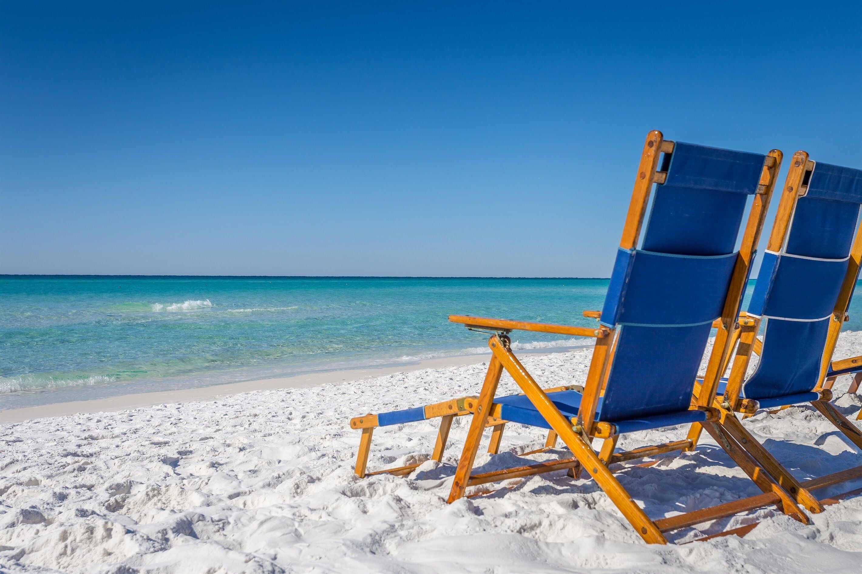 Nära stranden, solstolar och strandhanddukar