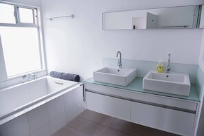 Tina, secadora de cabello, toallas, jabón 