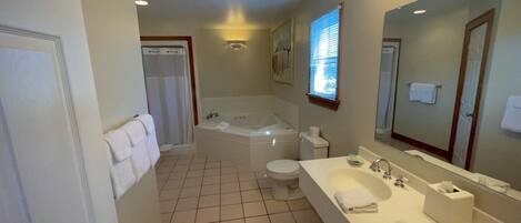 Un baño con bañera, inodoro y lavabo.
