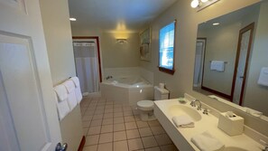 Premium Room, 1 Queen Bed, Pool View, Poolside | Bathroom