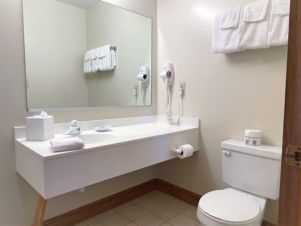 Suite Superior, balcone, vista piscina | Bagno | Combinazione doccia/vasca, vasca idromassaggio, set di cortesia gratuito