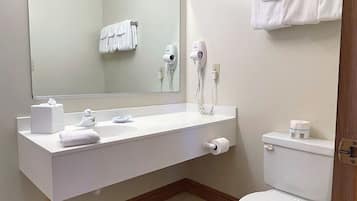 Suite Superior, balcone, vista piscina | Bagno | Combinazione doccia/vasca, vasca idromassaggio, set di cortesia gratuito