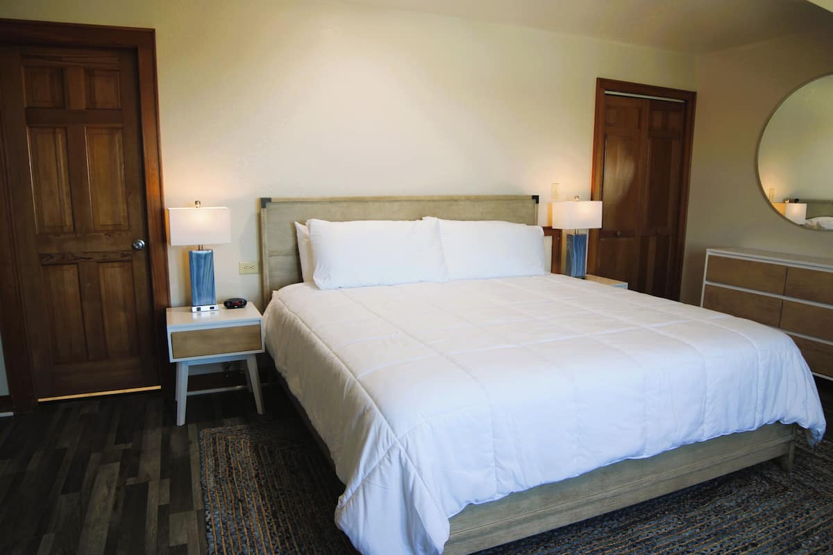 Suite ejecutiva, vista a la alberca | 1 habitación, camas con pillow-top y espacio para trabajar con laptop