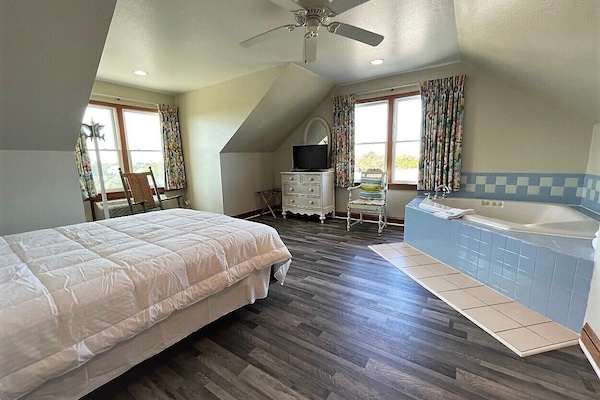 Premium Room, 1 Queen Bed, Balcony, Pool View | Pillowtop beds, laptop workspace, blackout drapes, free WiFi