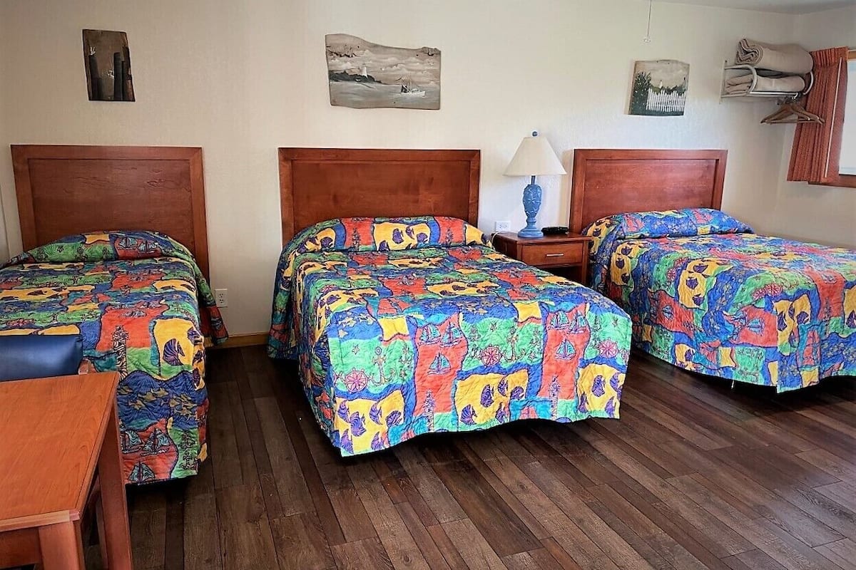 Habitación Prestigio, varias camas, en el área del patio | 1 habitación, camas con pillow-top y espacio para trabajar con laptop