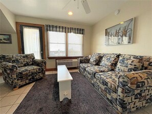 Chambre Premium, 1 grand lit, balcon, vue piscine | Coin séjour