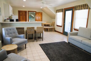 Executive-Suite, Poolblick | Wohnbereich