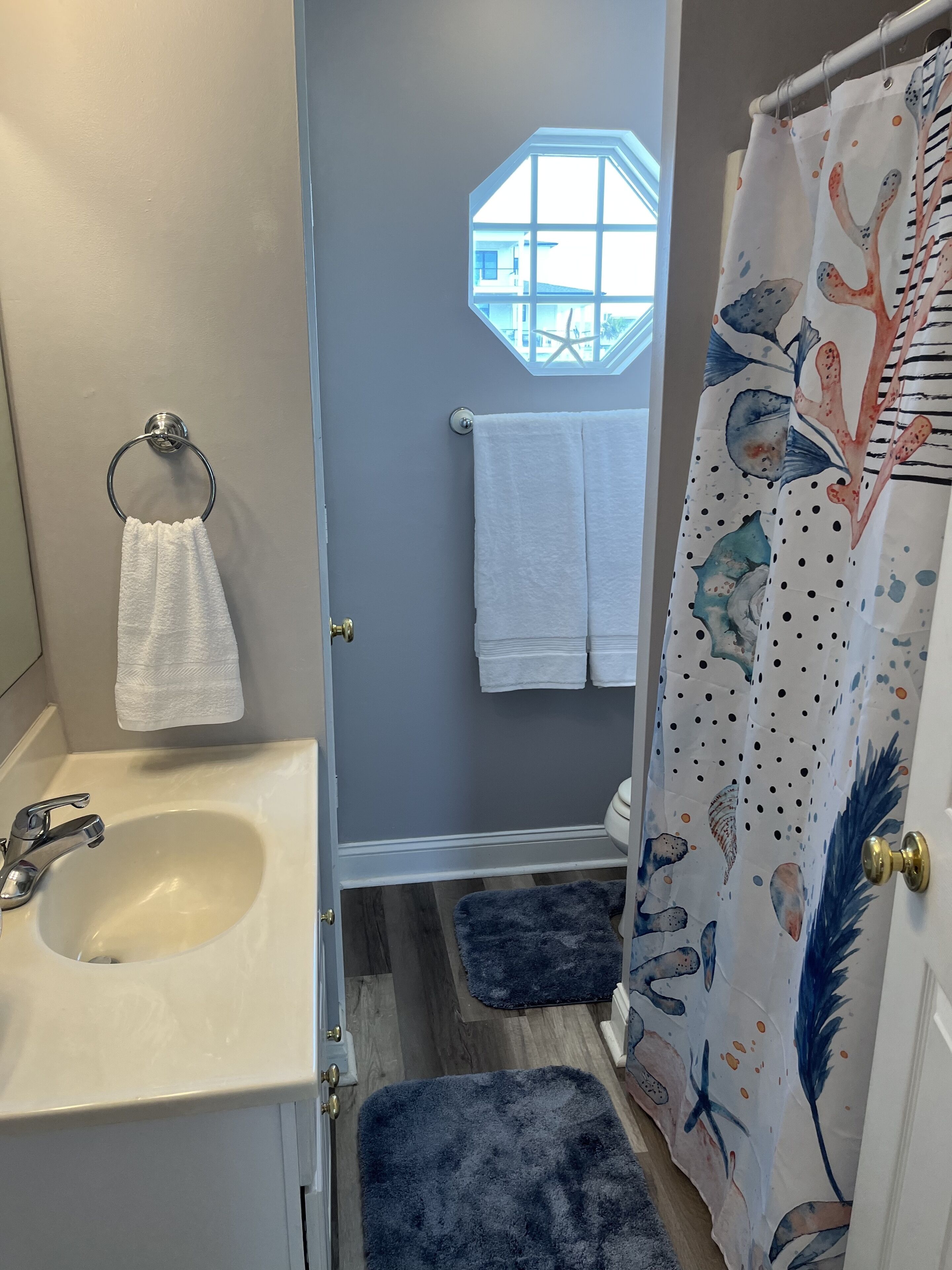 Combined shower/tub, towels, toilet paper