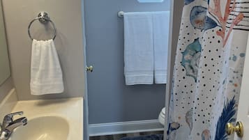Combined shower/tub, towels, toilet paper