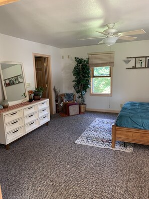 4 chambres, bureau, accès au Wi-Fi (inclus), literie fournie