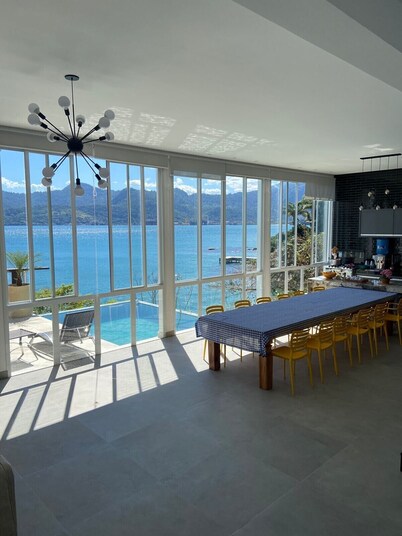 Ponta Leste - Beautiful house on the coast of Angra in a closed condominium with beach.