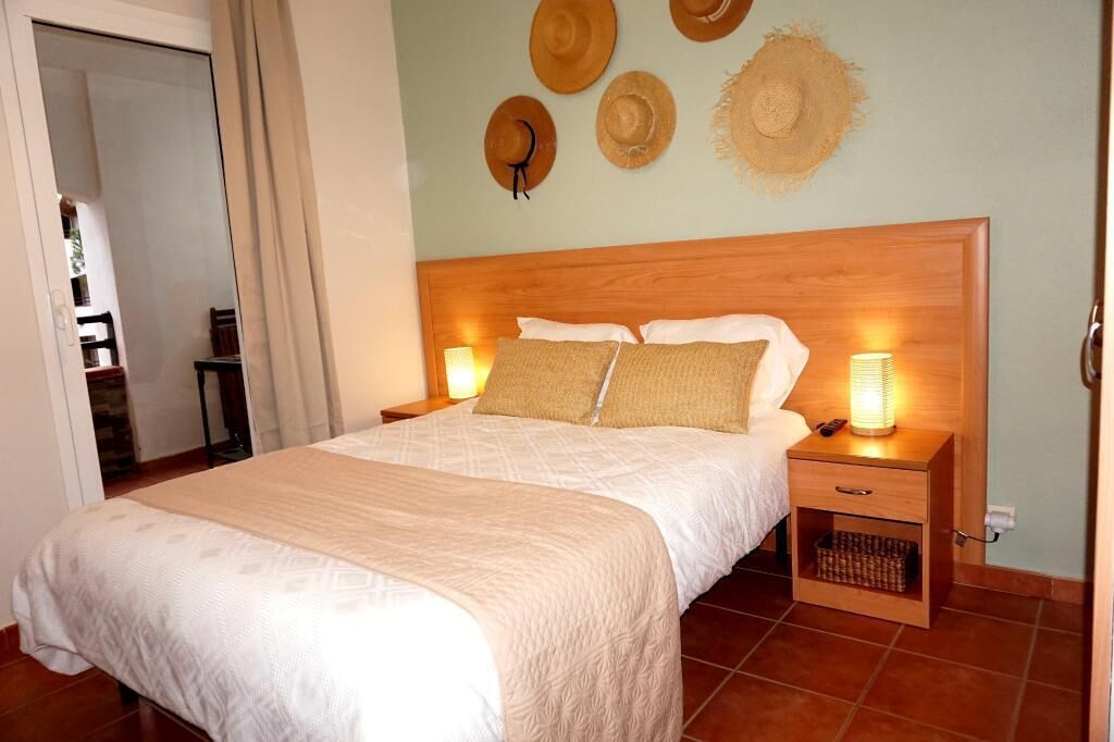 2 habitaciones, tabla de planchar con plancha y cuna de viaje 