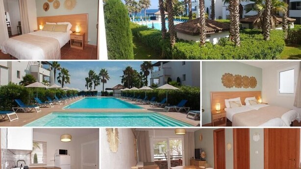 Ein Hotelzimmer mit Bett, Nachttisch und Lampe; ein Poolbereich mit Liegestühlen und Sonnenschirmen; Blick auf den Pool und Palmen; ein Essbereich mit Tisch und Stühlen; und eine Küche mit Mikrowelle und Spüle.