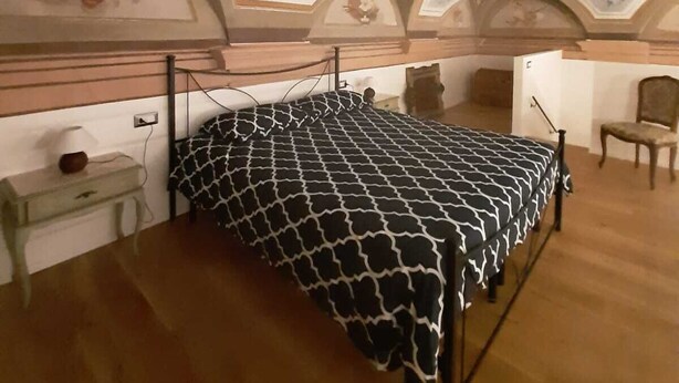 A bedroom with a bed, a chair, and a desk. - DUCHESS HOUSE (Varazze)