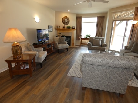 TV, fireplace. Blue Bird Sky - Ski and Golf Lodge