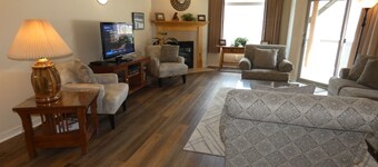 Blue Bird Sky - Ski and Golf Lodge