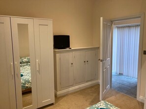 3 bedrooms, travel cot, free WiFi, bed sheets