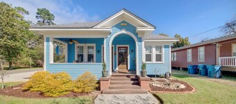 The Blue House - Historic & Completely Updated, Walkable!