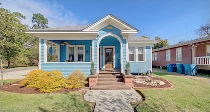 The Blue House - Historic & Completely Updated, Walkable!