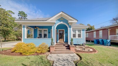 The Blue House - Historic & Completely Updated, Walkable!